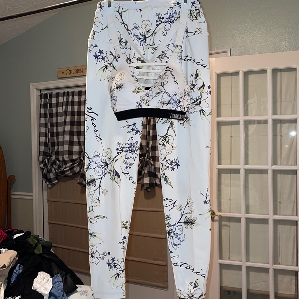 Knockout bu Victoria (secret) Sport set white floral small 32B yoga workout